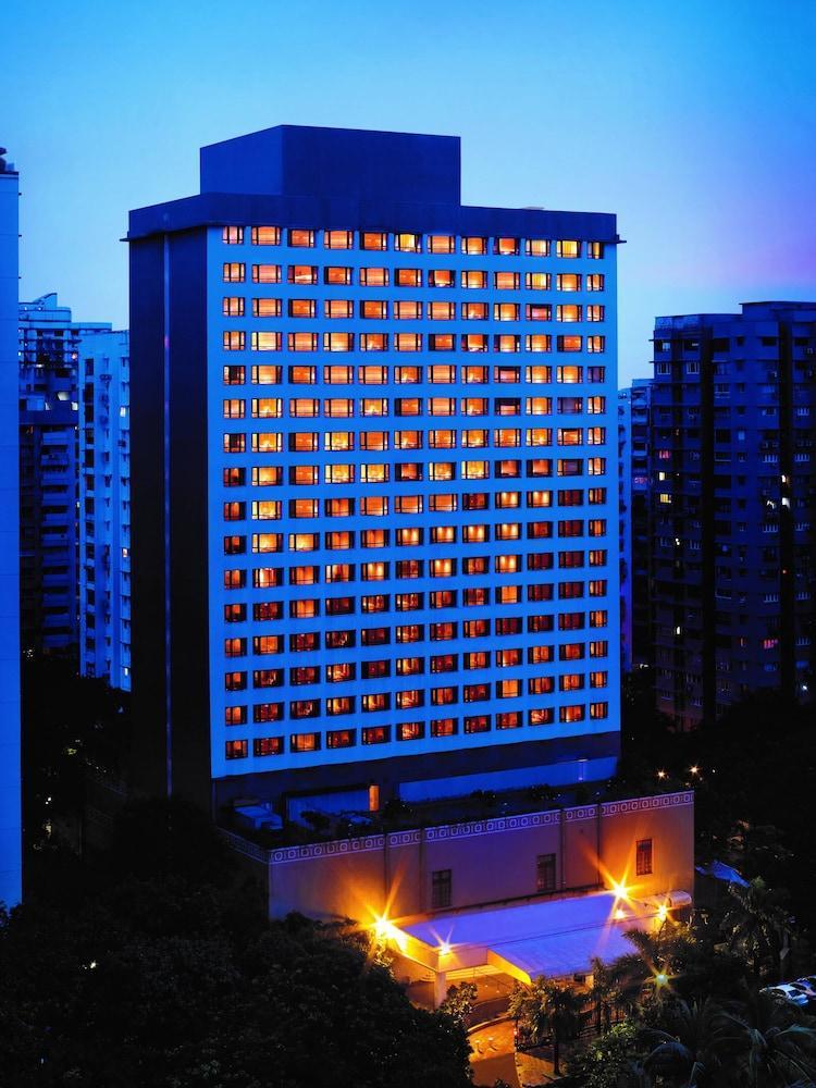 Hotel President - Ihcl Seleqtions Mumbai Exterior foto The hotel at night