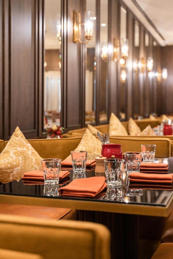 Hotel President - Ihcl Seleqtions Mumbai Exterior foto The interior of the restaurant