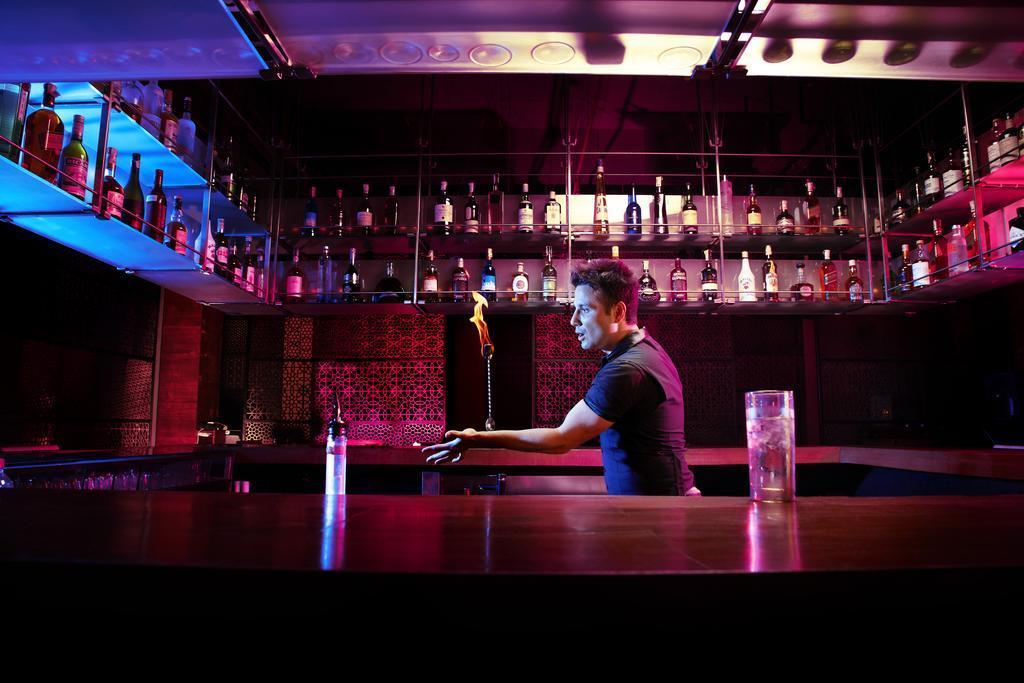 Hotel President - Ihcl Seleqtions Mumbai Exterior foto A bartender at work