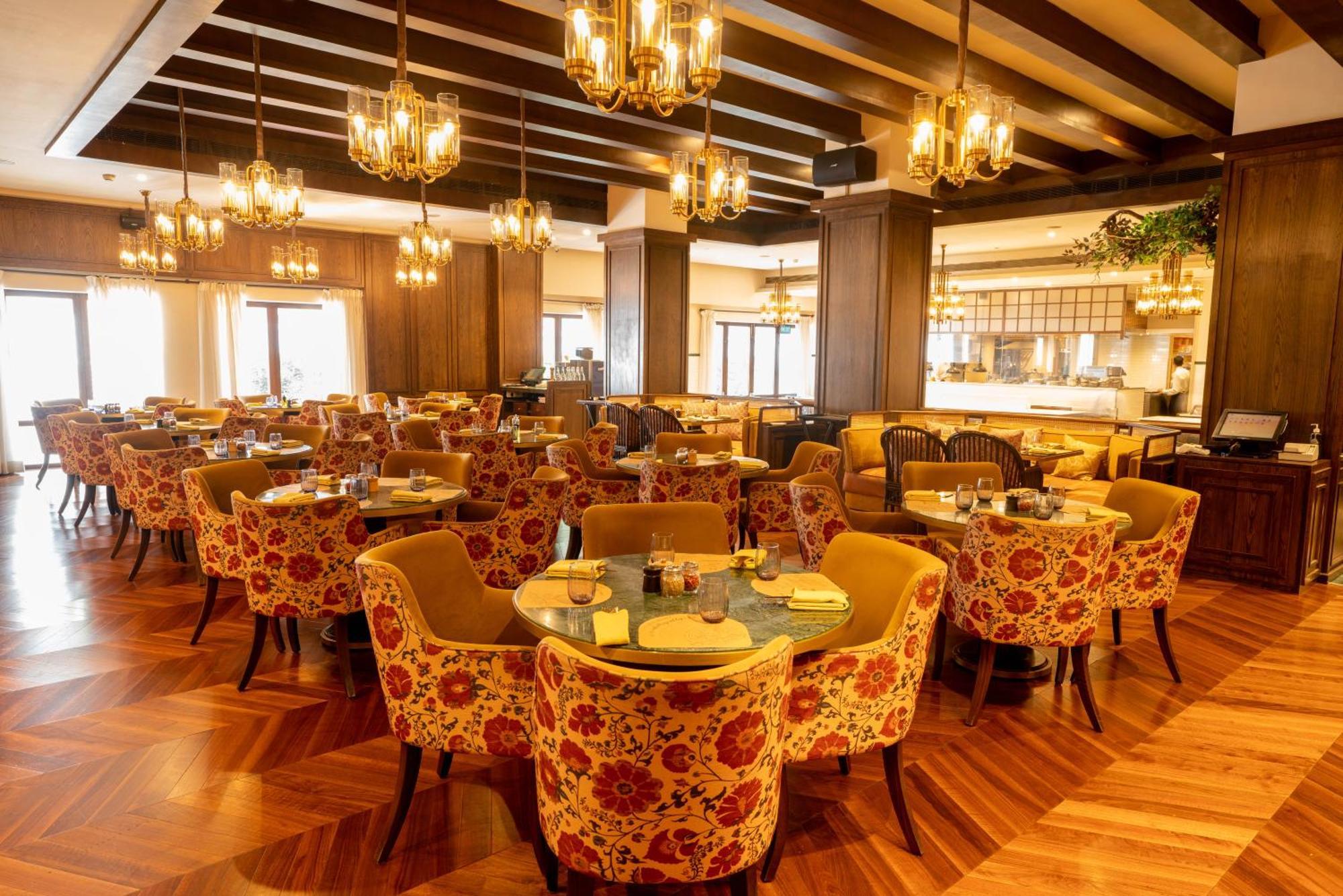 Hotel President - Ihcl Seleqtions Mumbai Exterior foto The interior of the restaurant