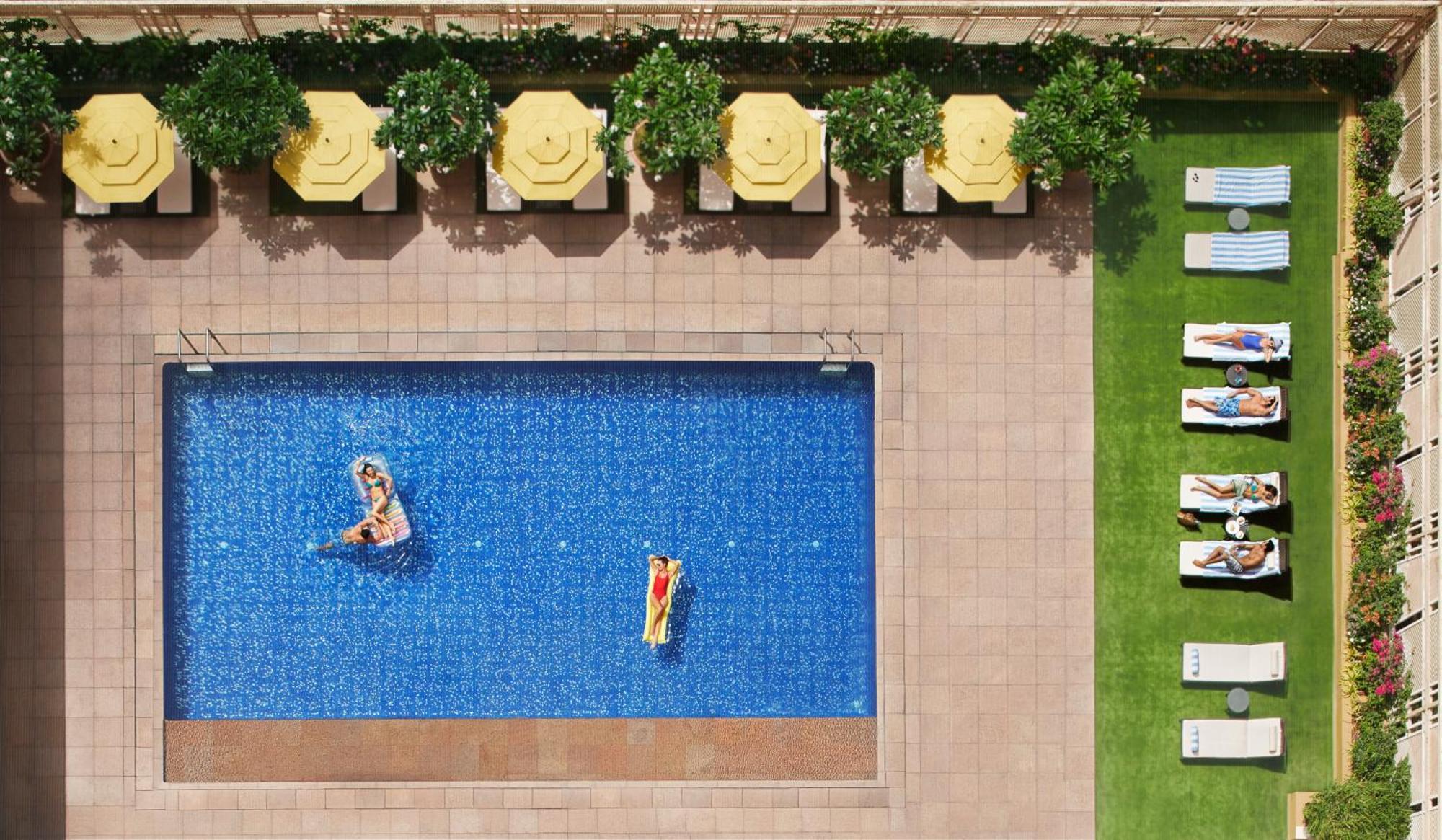 Hotel President - Ihcl Seleqtions Mumbai Exterior foto The pool at the 1018
