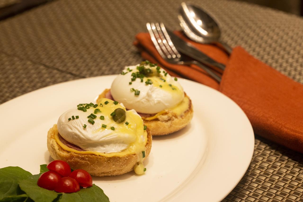 Hotel President - Ihcl Seleqtions Mumbai Exterior foto Eggs Benedict