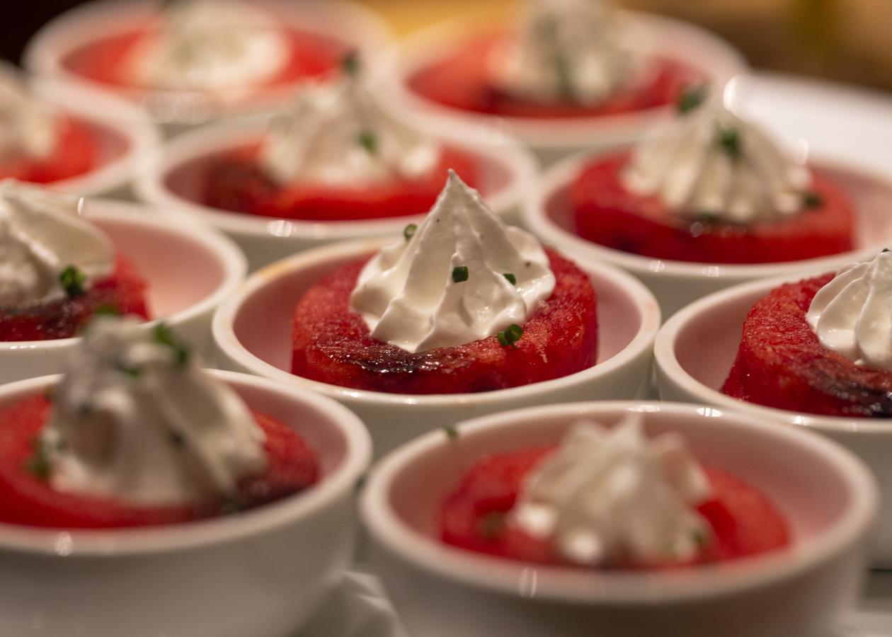Hotel President - Ihcl Seleqtions Mumbai Exterior foto A strawberry dessert