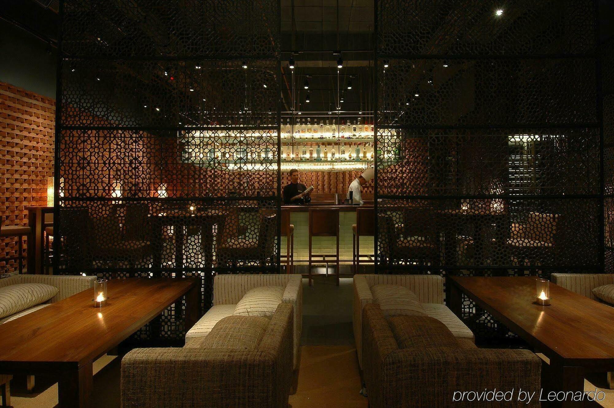 Hotel President - Ihcl Seleqtions Mumbai Interior foto The bar at the restaurant